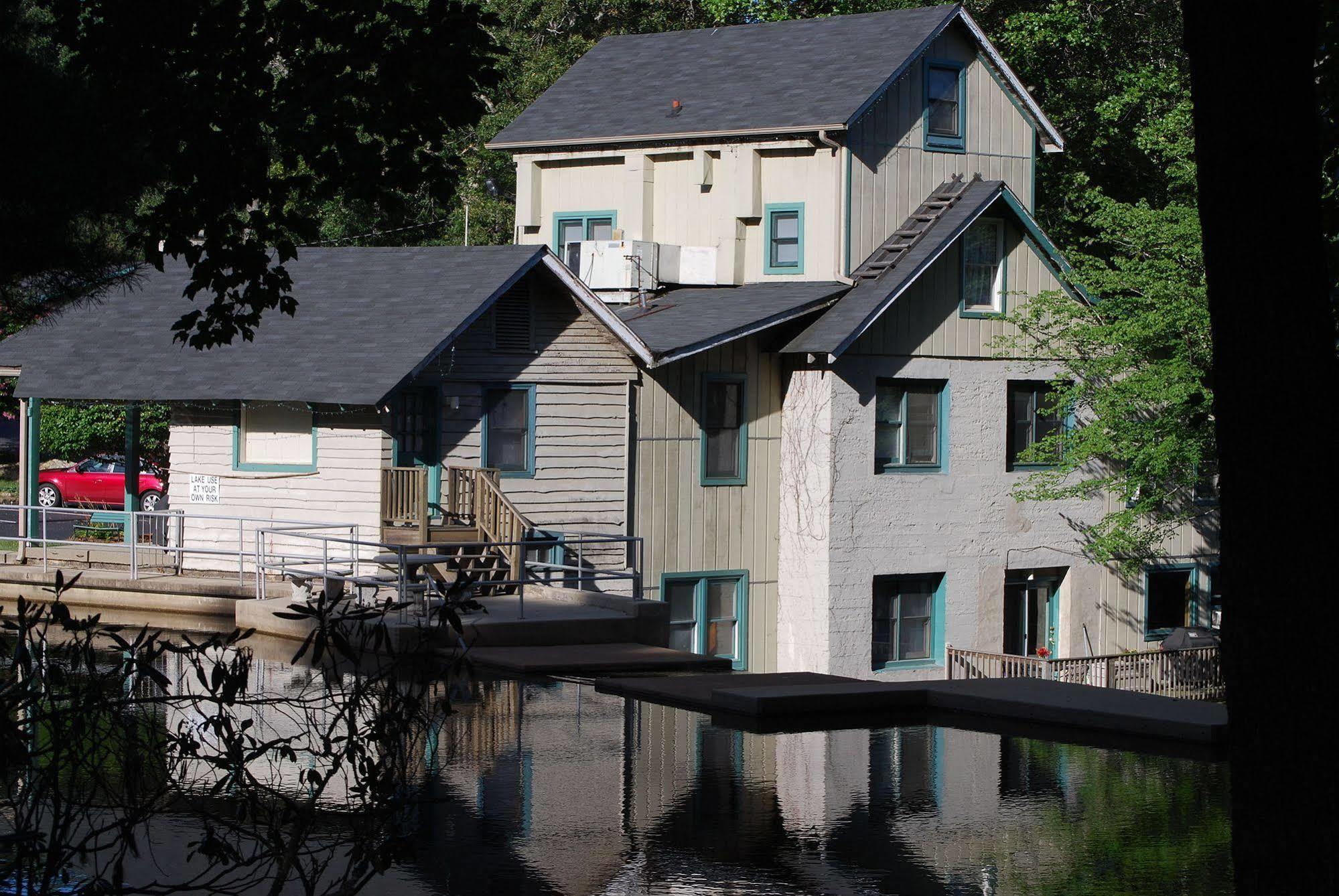 Mill House Lodge Flat Rock Exterior photo